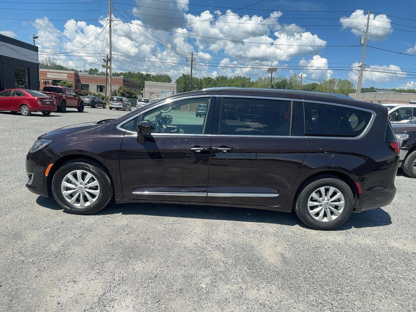 Used 2019 Chrysler Pacifica Touring-L FWD image 2
