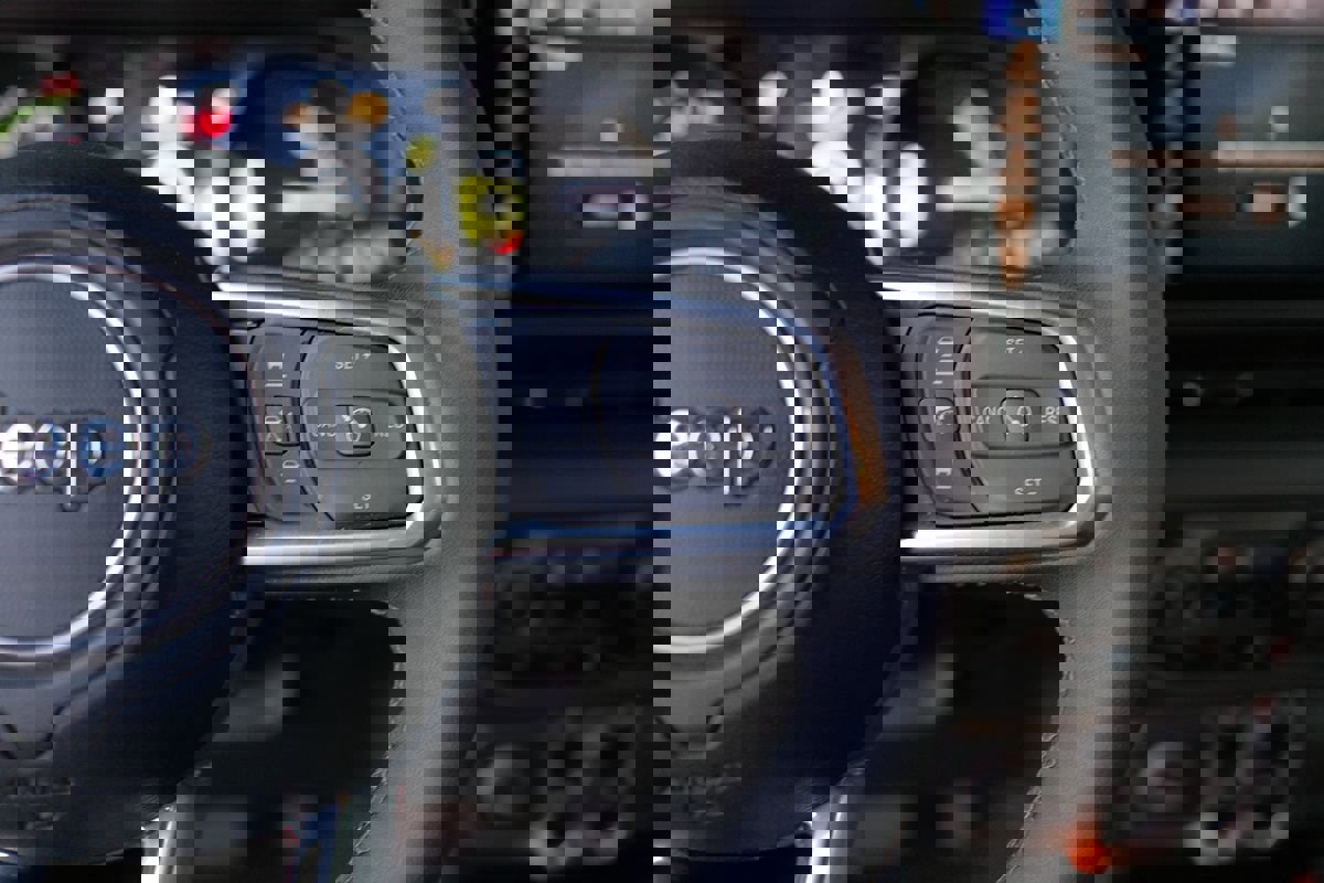 Used 2025 Jeep Wrangler Sahara w/ Safety Group image 15