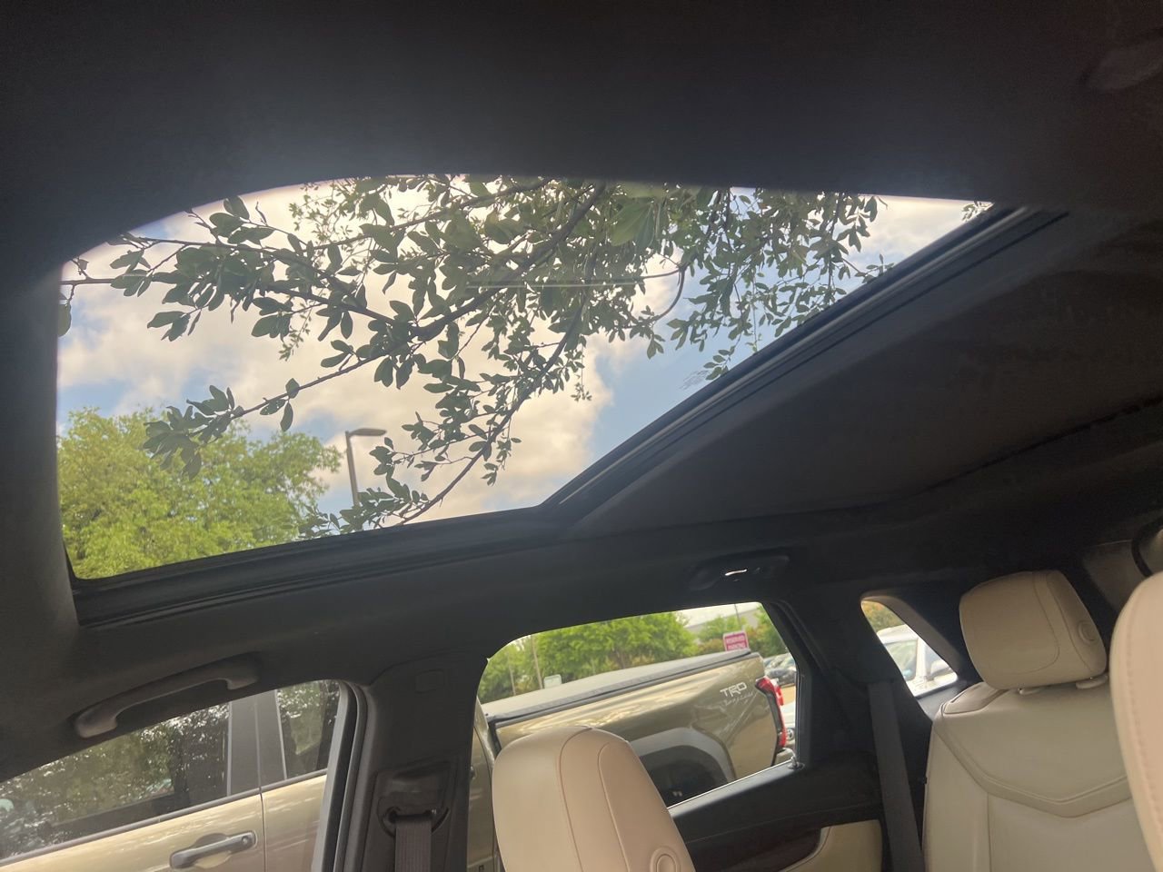 Used 2018 Cadillac XT5 Luxury w/ Driver Awareness Package image 10