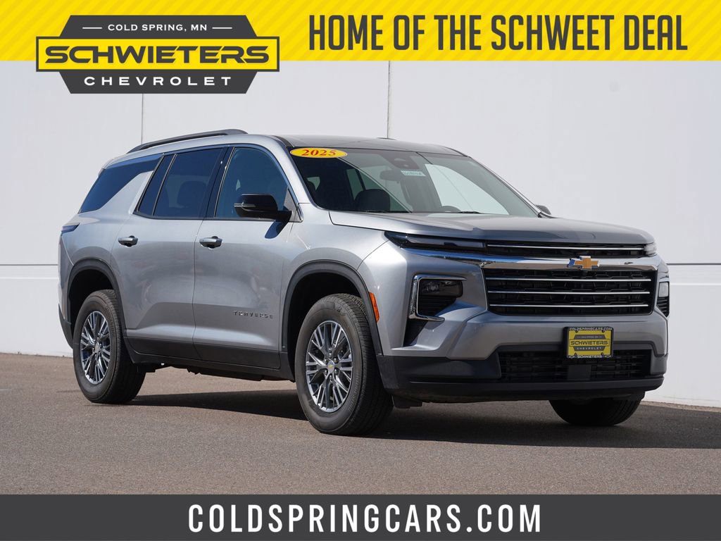 Used 2025 Chevrolet Traverse LT image 1