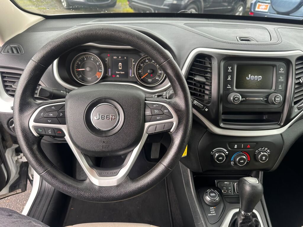 Used 2015 Jeep Cherokee Sport image 15