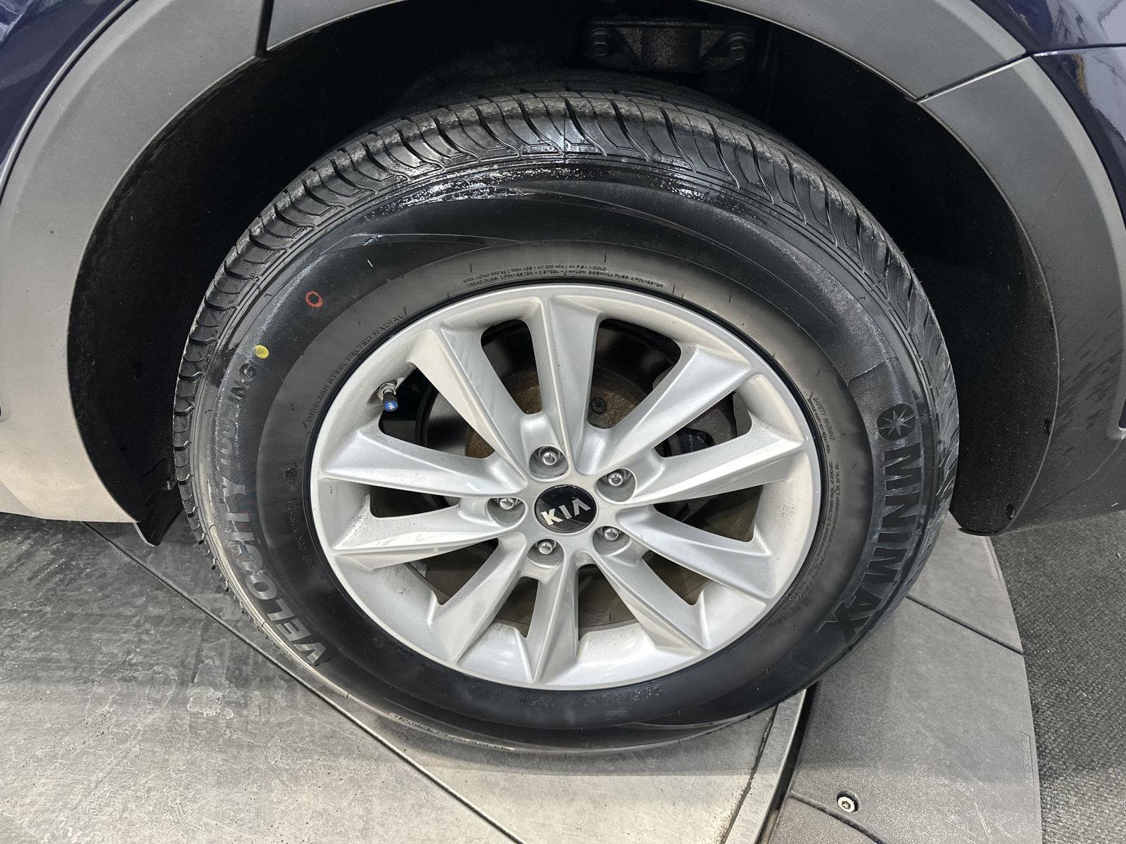 Used 2020 Kia Sorento LX image 10