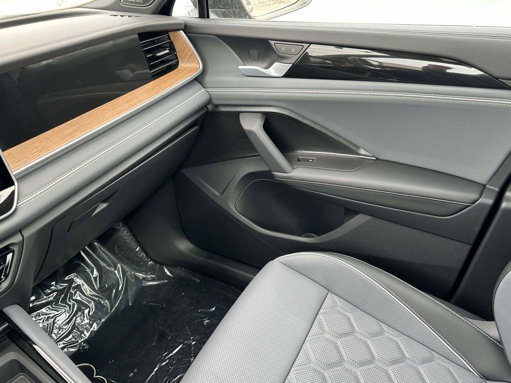 New 2026 Volkswagen Tiguan SEL R-Line AWD/4WD image 24