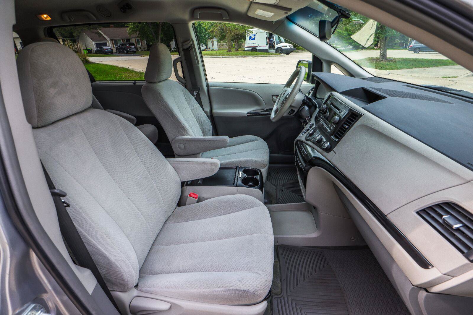 Used 2011 Toyota Sienna LE w/ Towing Pkg FWD image 34