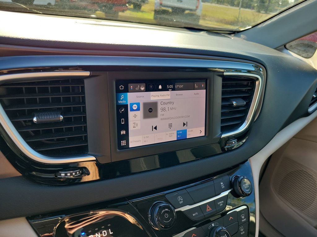 Used 2023 Chrysler Voyager LX image 21