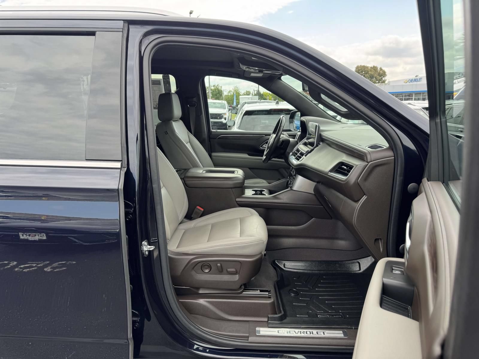 Used 2022 Chevrolet Suburban LT w/ LT Signature Plus Package AWD/4WD image 14