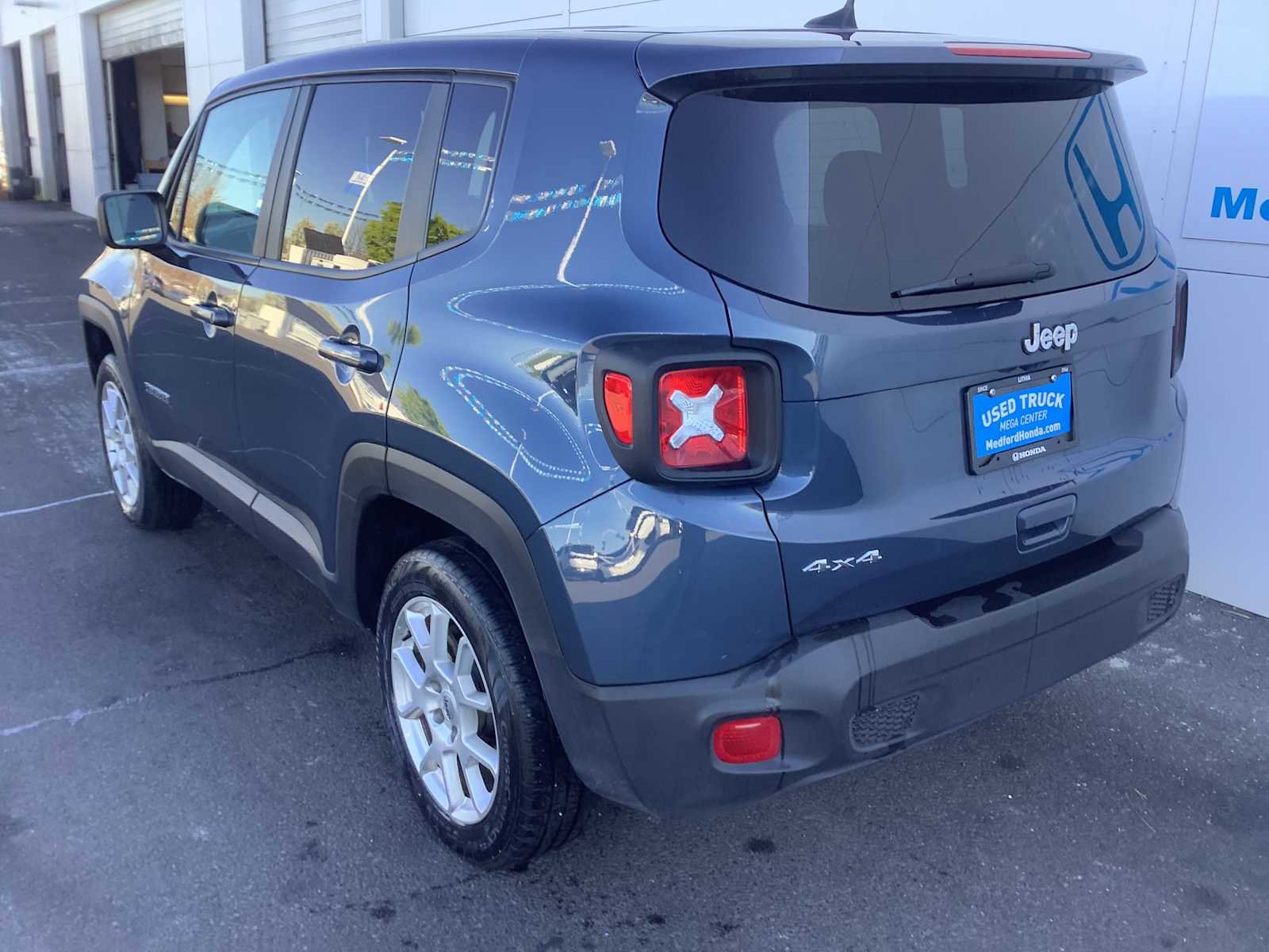 Used 2023 Jeep Renegade Latitude AWD/4WD image 4