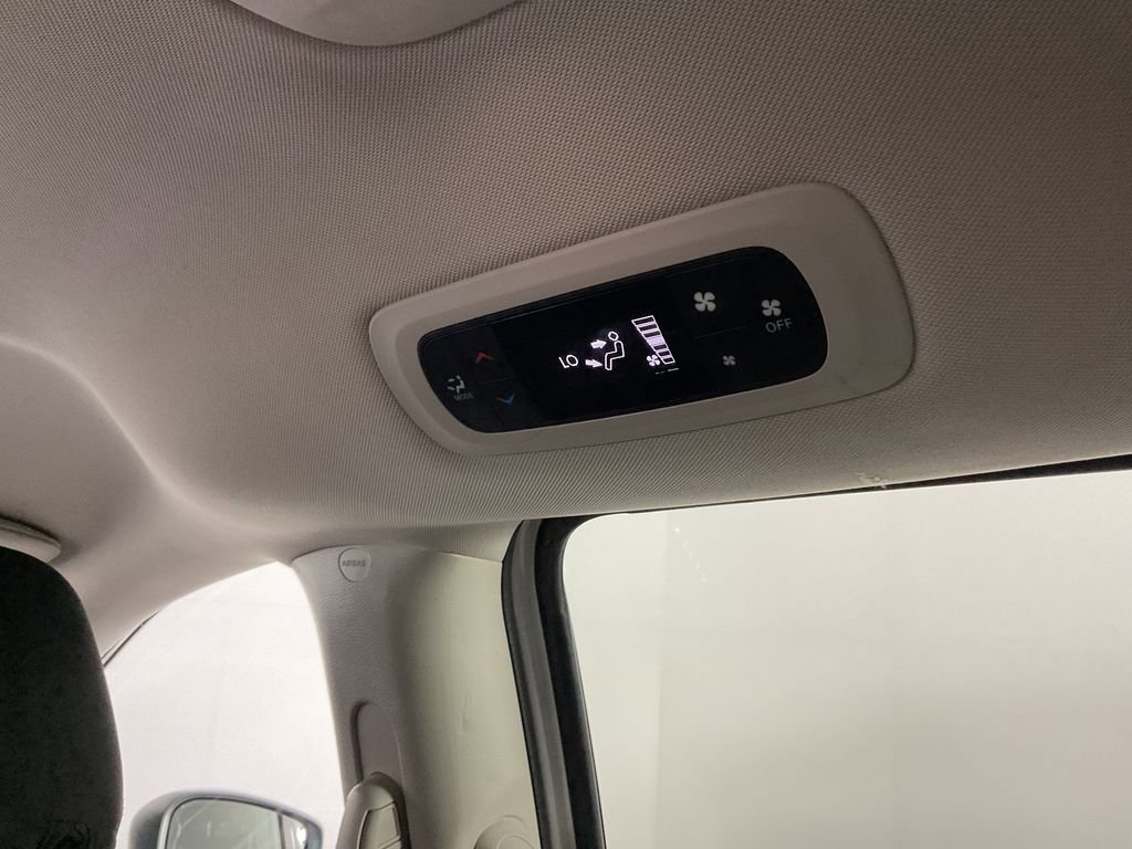 Used 2022 Chrysler Voyager LX image 12