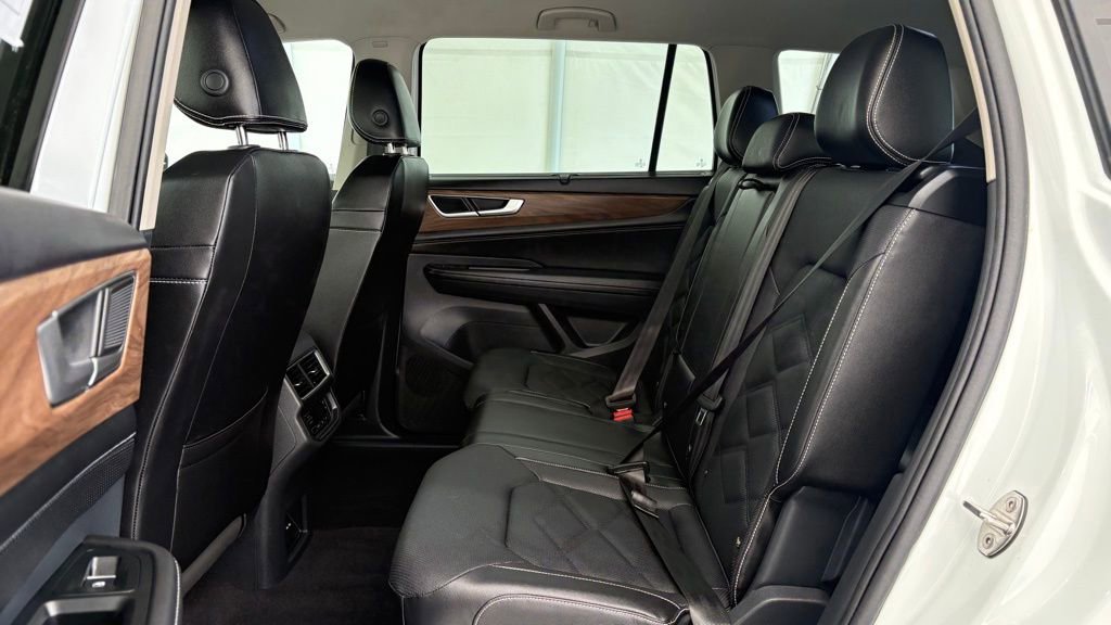 Used 2024 Volkswagen Atlas SE w/ Black Wheel Package image 19