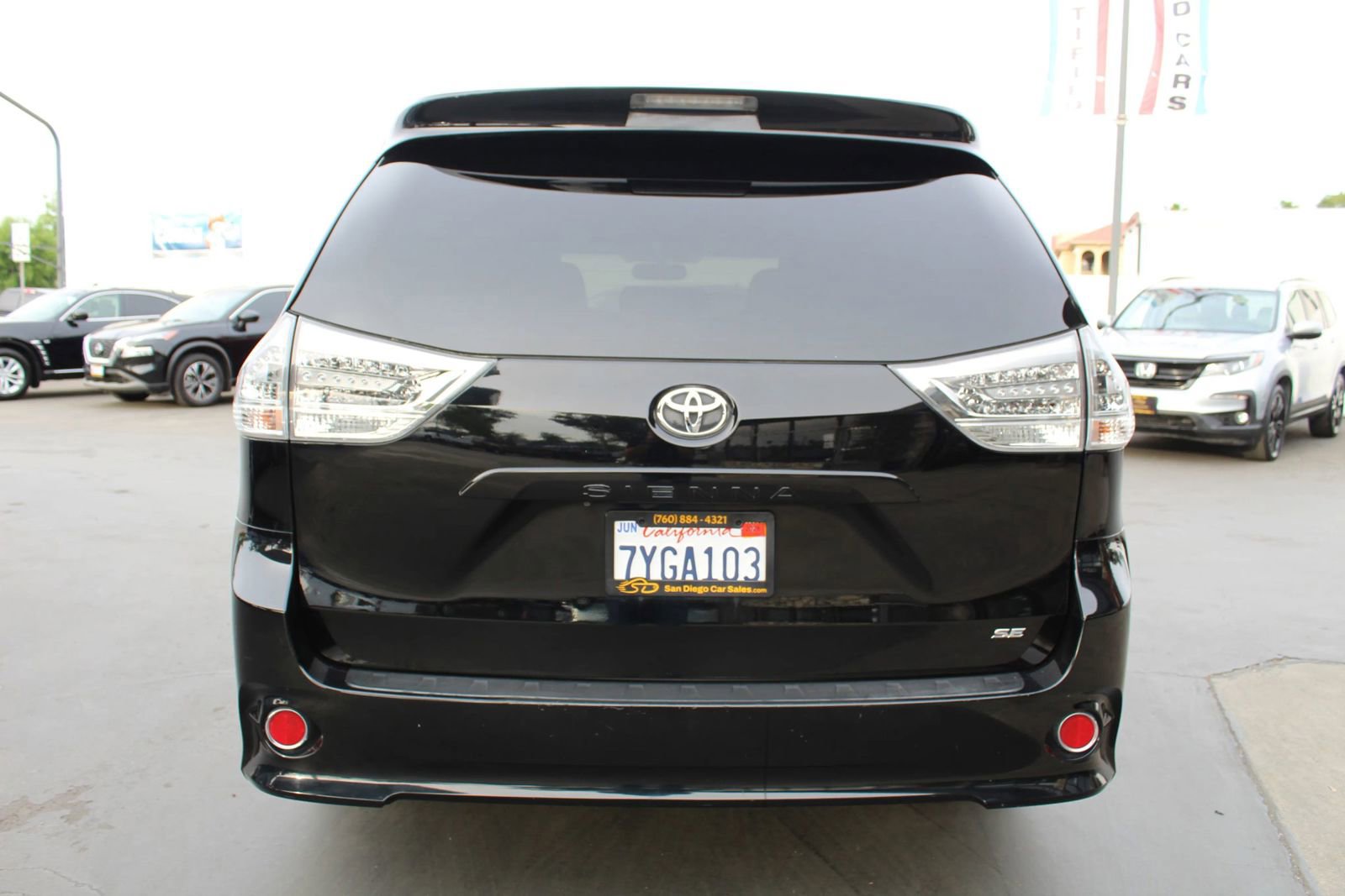 Used 2017 Toyota Sienna SE Premium FWD image 4