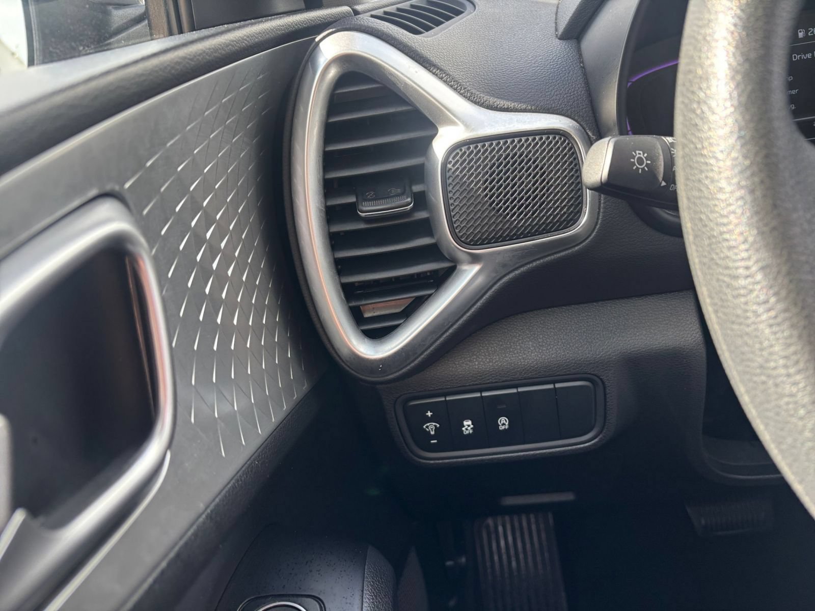 Used 2025 Kia Soul LX w/ LX Technology Package FWD image 32