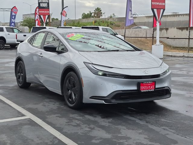 Used 2025 Toyota Prius LE FWD image 3