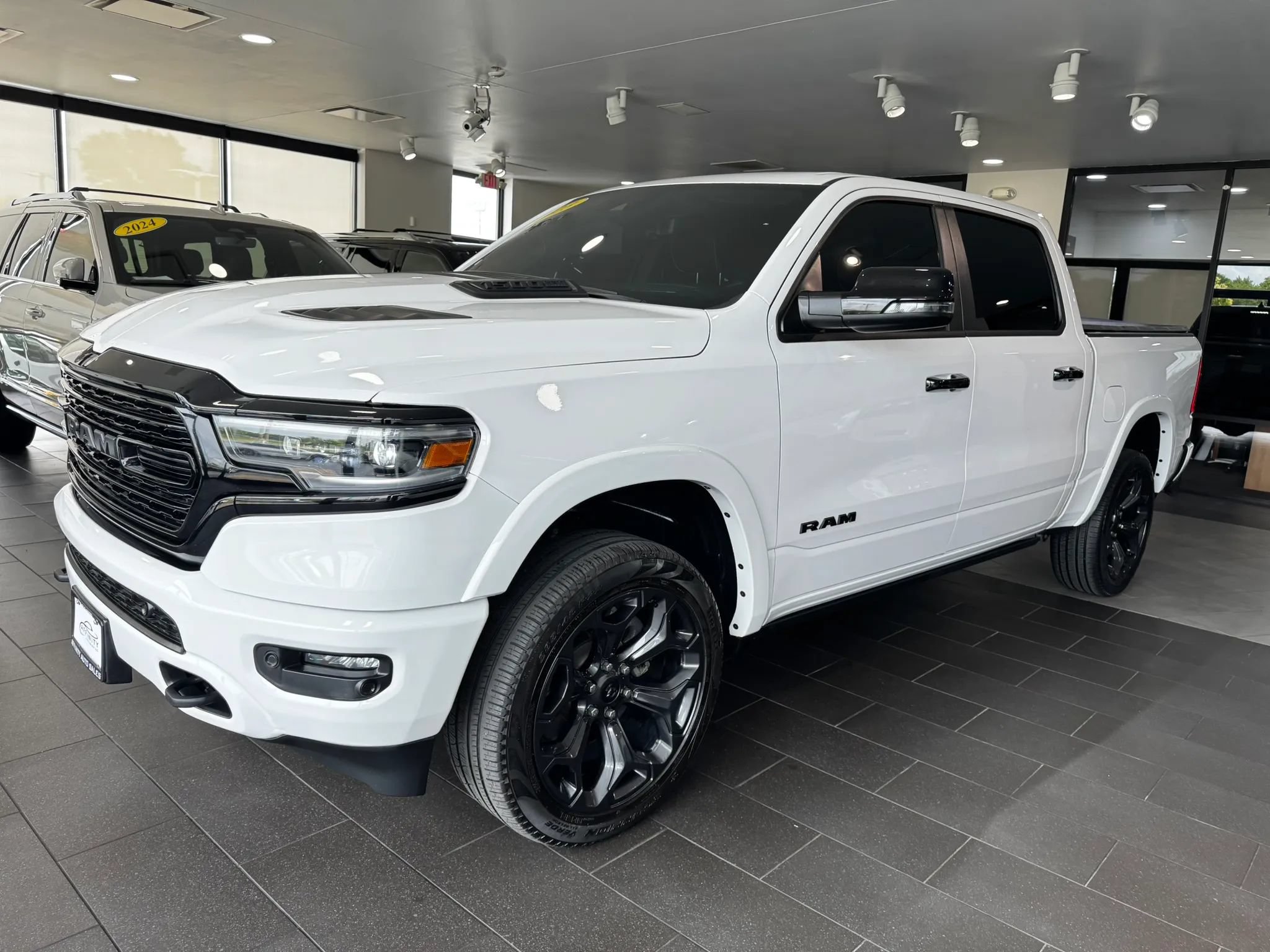 Used 2023 RAM 1500 Limited AWD/4WD image 2