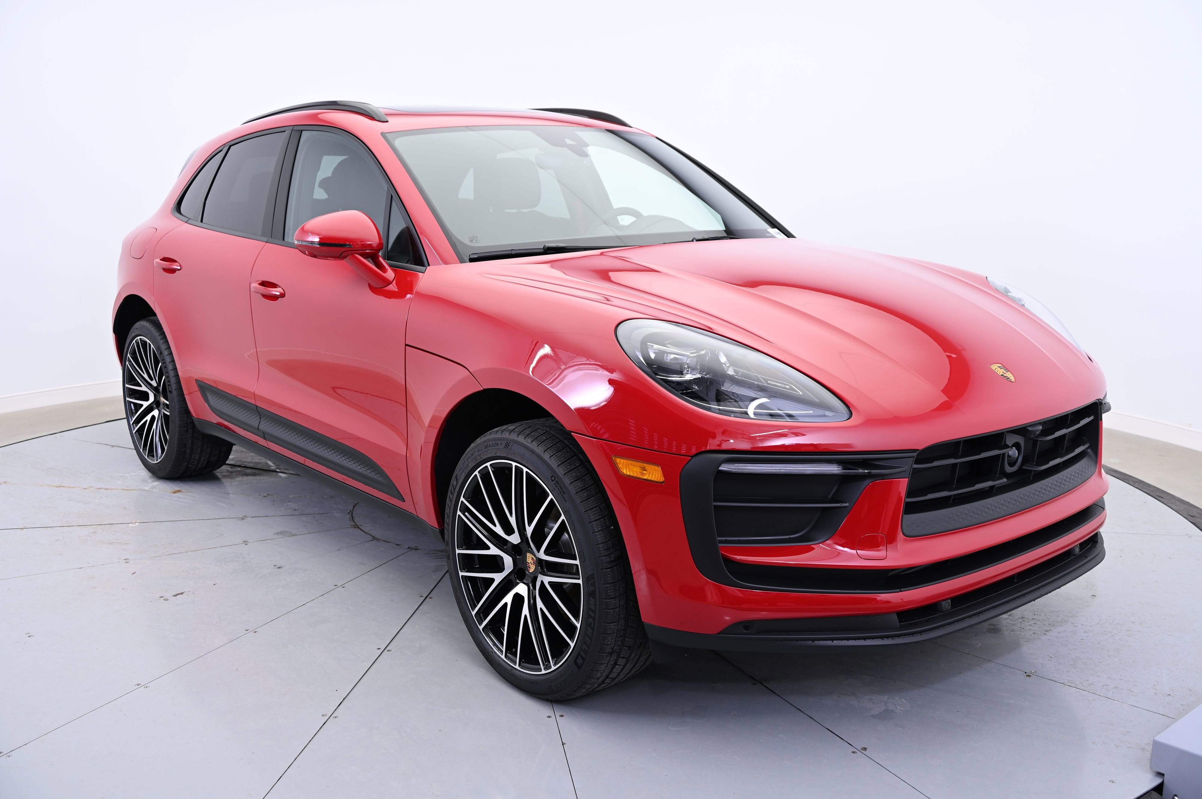 Used 2025 Porsche Macan image 9
