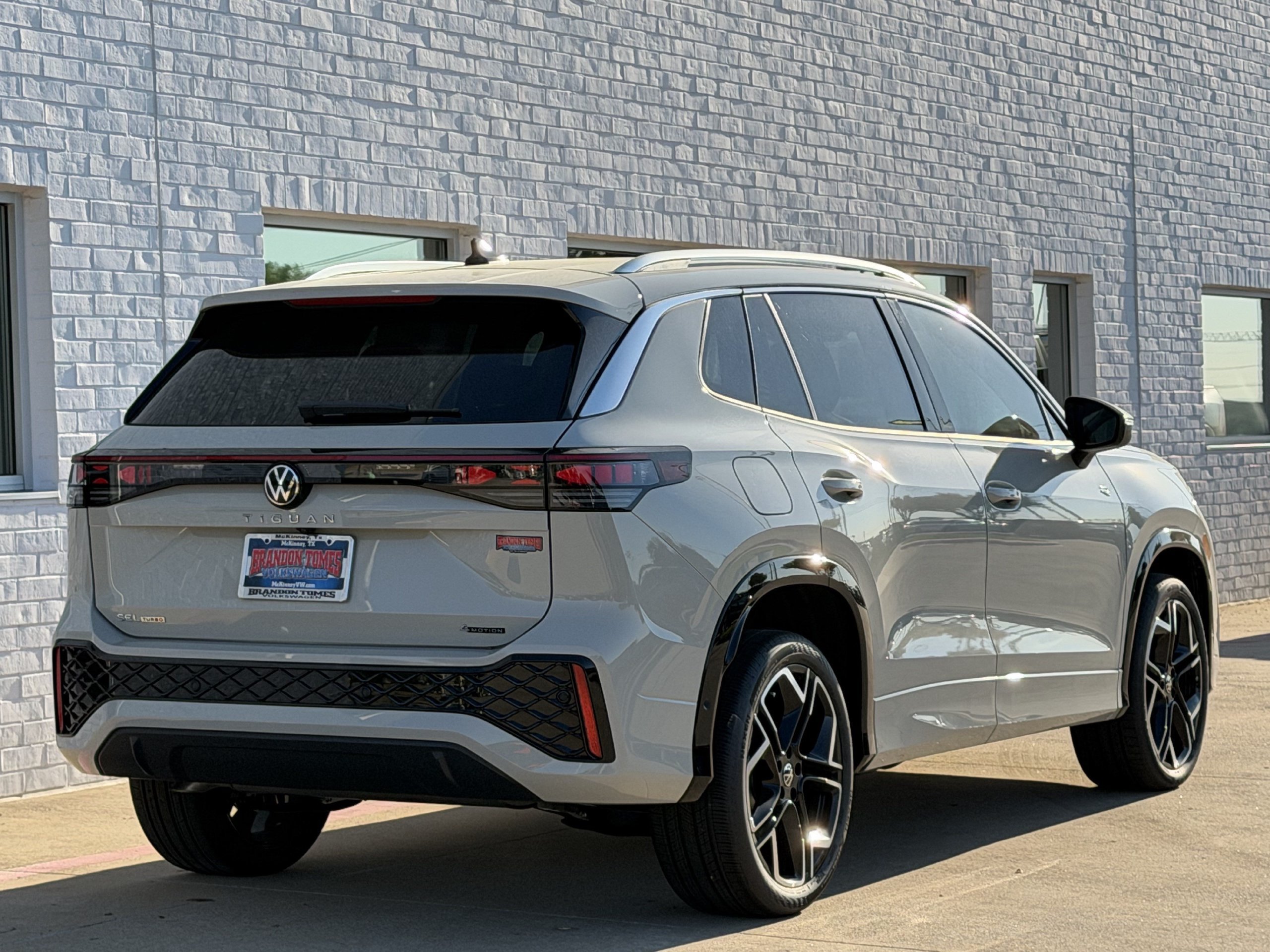 New 2026 Volkswagen Tiguan SEL R-Line AWD/4WD image 4