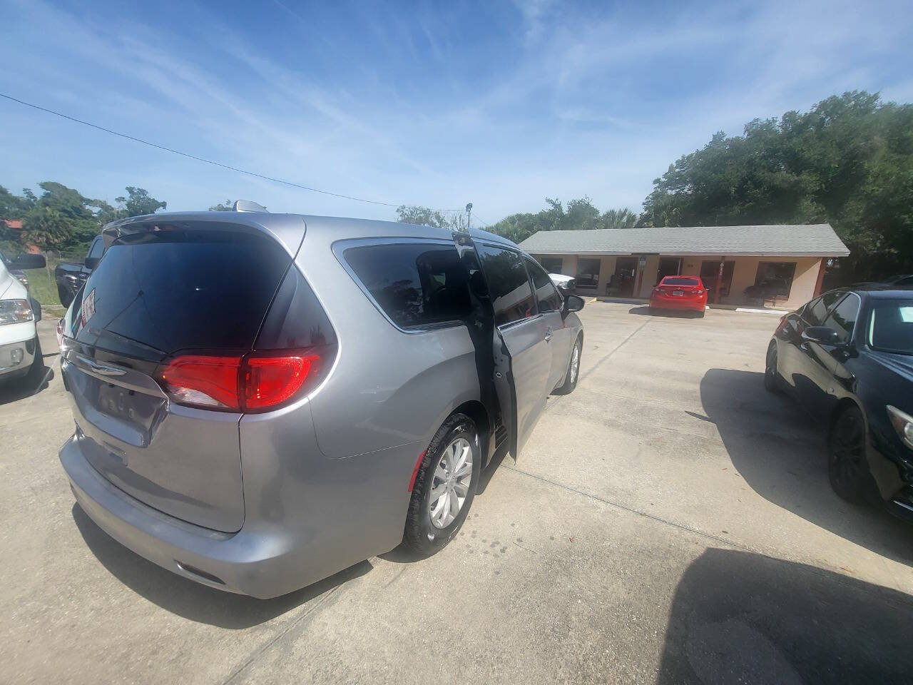 Used 2017 Chrysler Pacifica Touring w/ Tire & Wheel Group FWD image 23