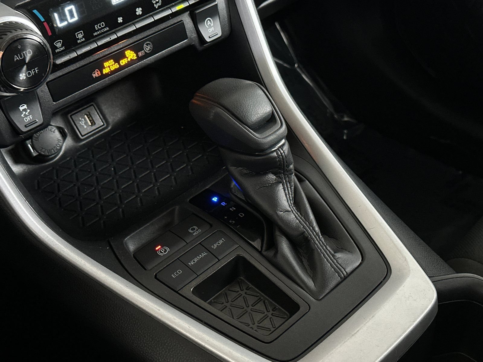 Used 2025 Toyota RAV4 XLE FWD image 19