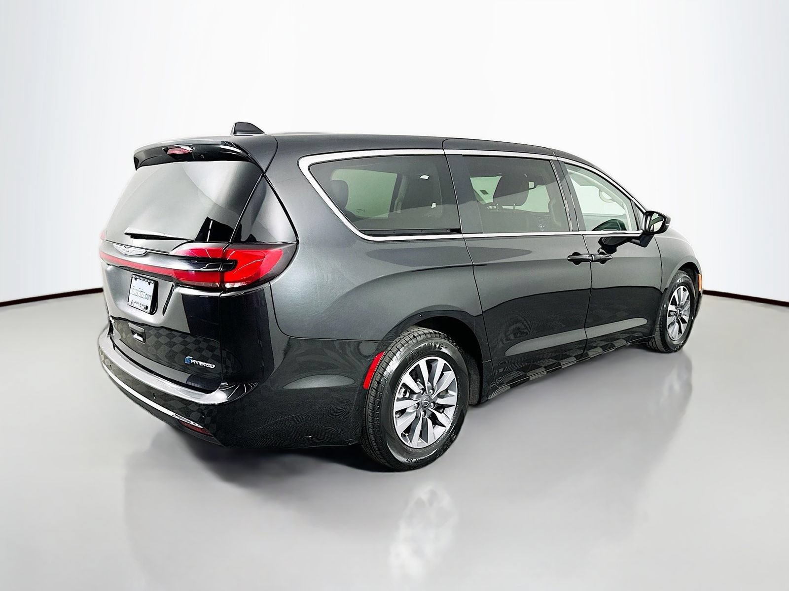 Used 2023 Chrysler Pacifica Touring-L FWD image 8