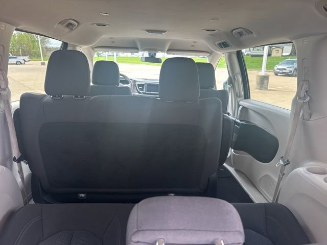 Used 2018 Chrysler Pacifica L FWD image 11