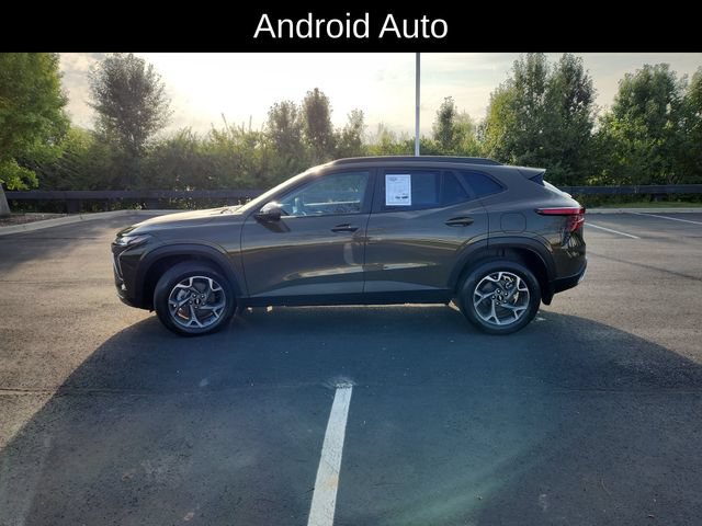 Used 2024 Chevrolet Trax LT w/ Driver Confidence Package FWD image 4