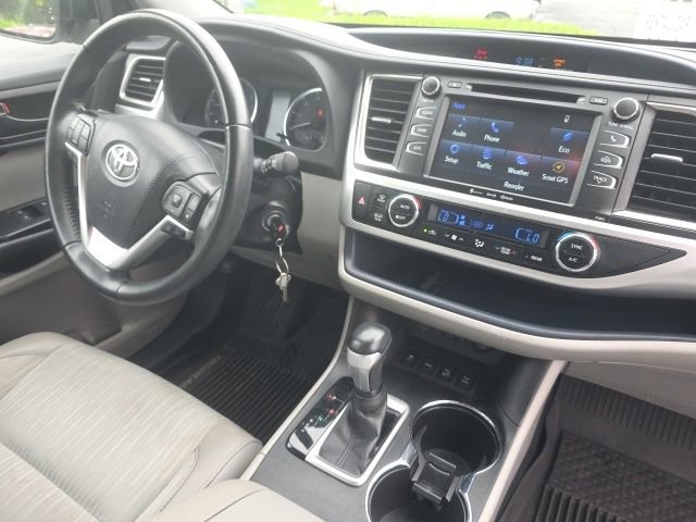Used 2019 Toyota Highlander Plus AWD/4WD image 14