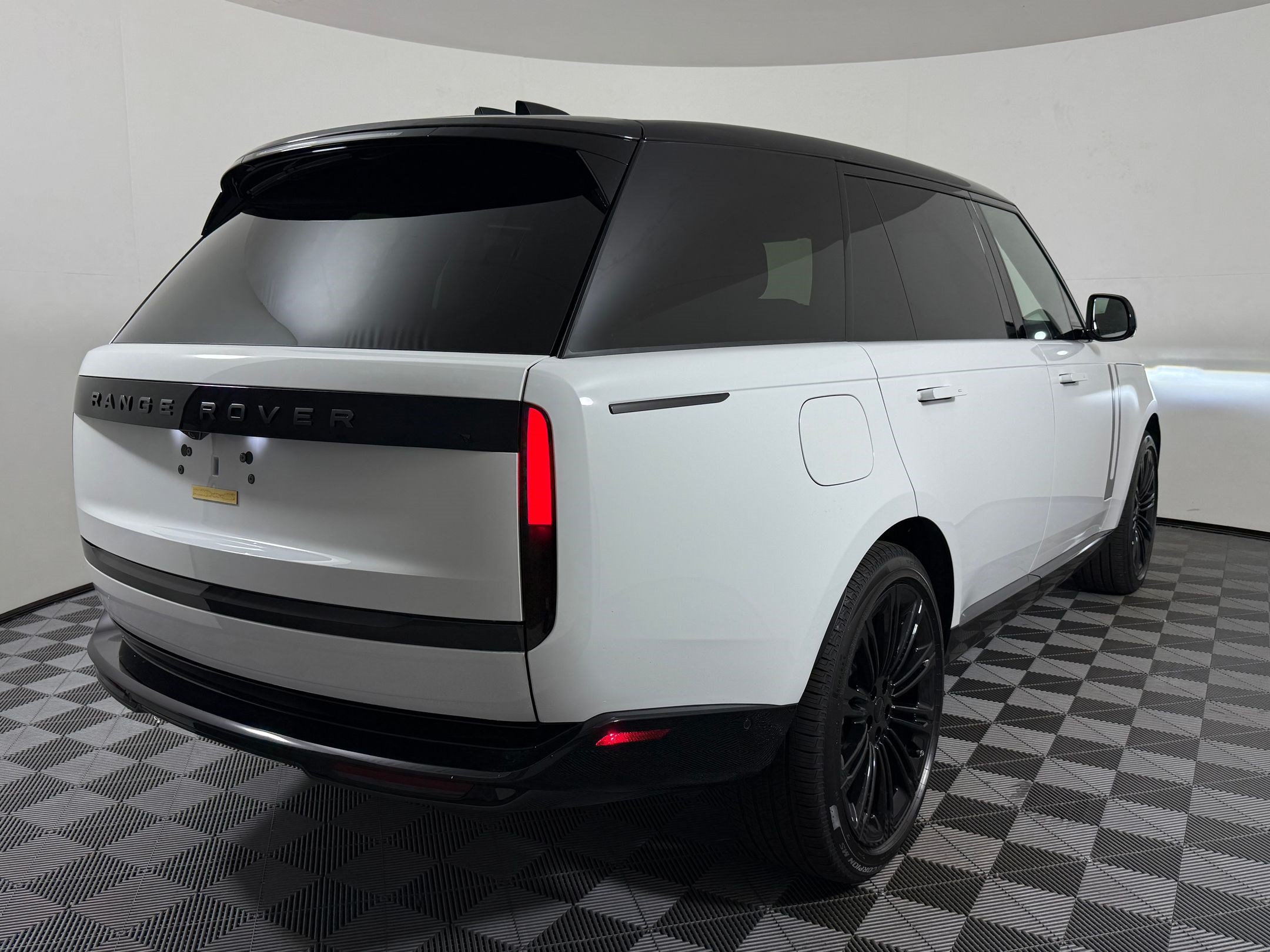 New 2026 Land Rover Range Rover Long Wheelbase SE AWD/4WD image 9