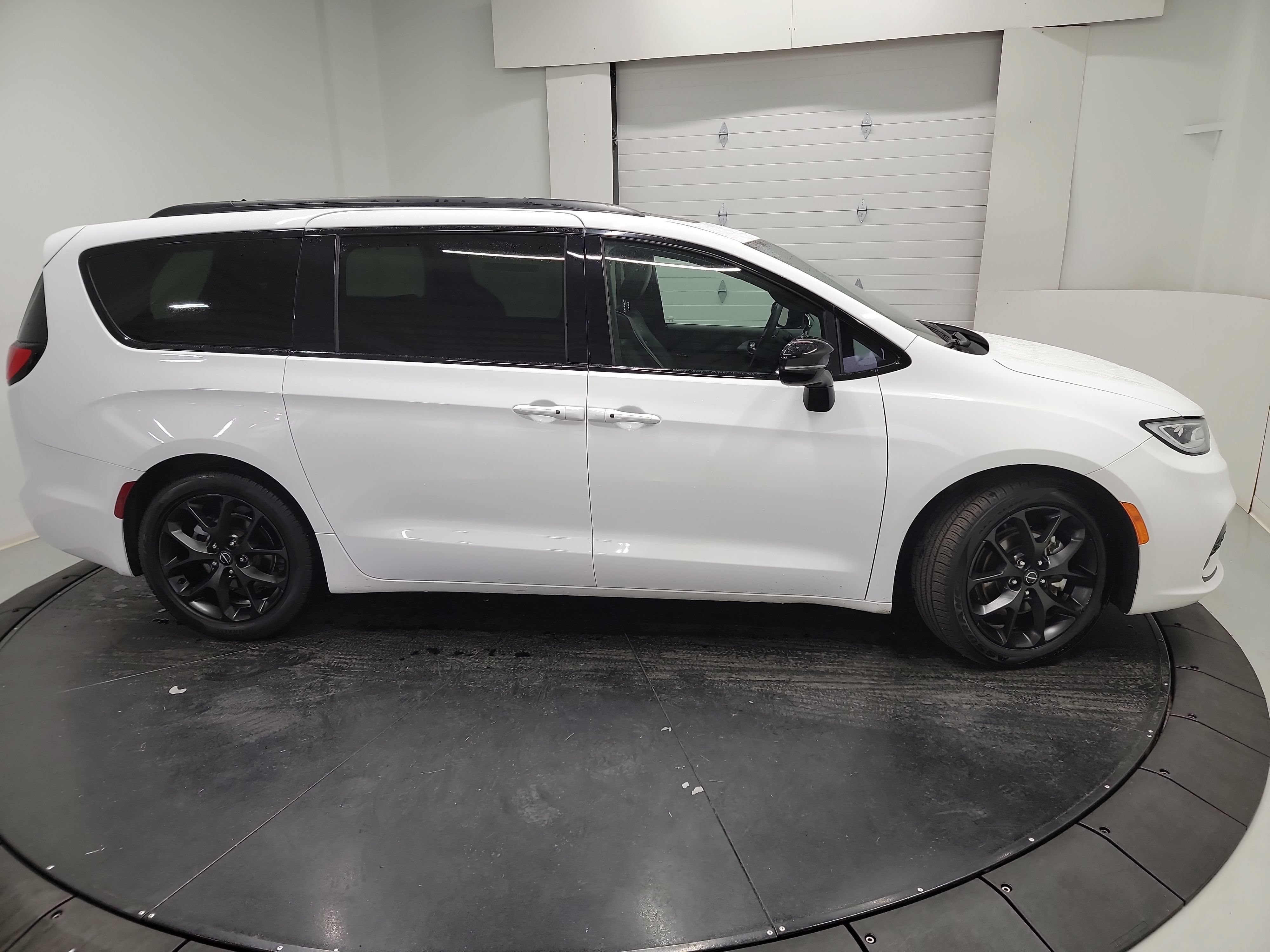 Used 2025 Chrysler Pacifica Limited FWD image 11