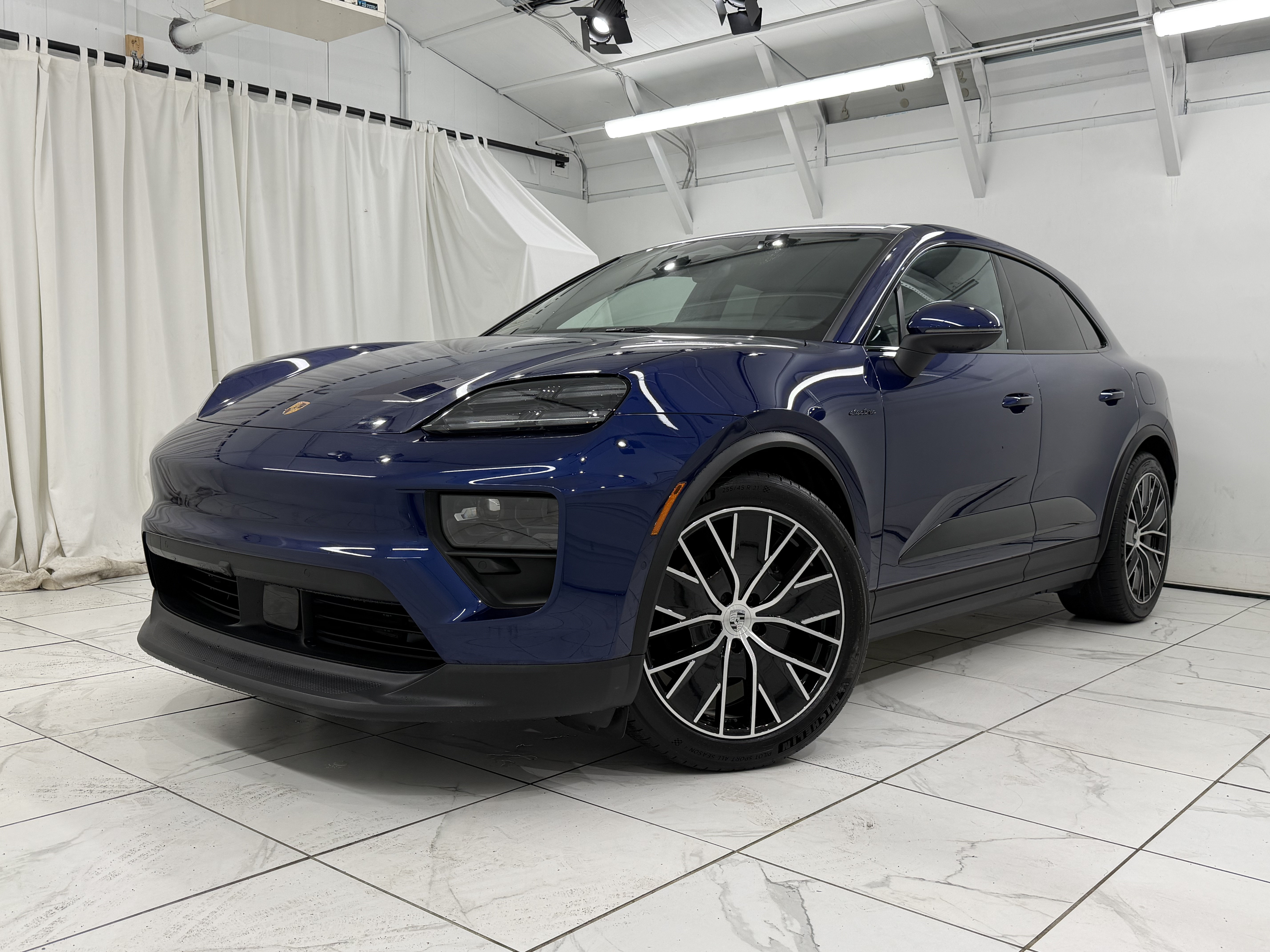 Certified 2025 Porsche Macan 4 Electric AWD/4WD image 7