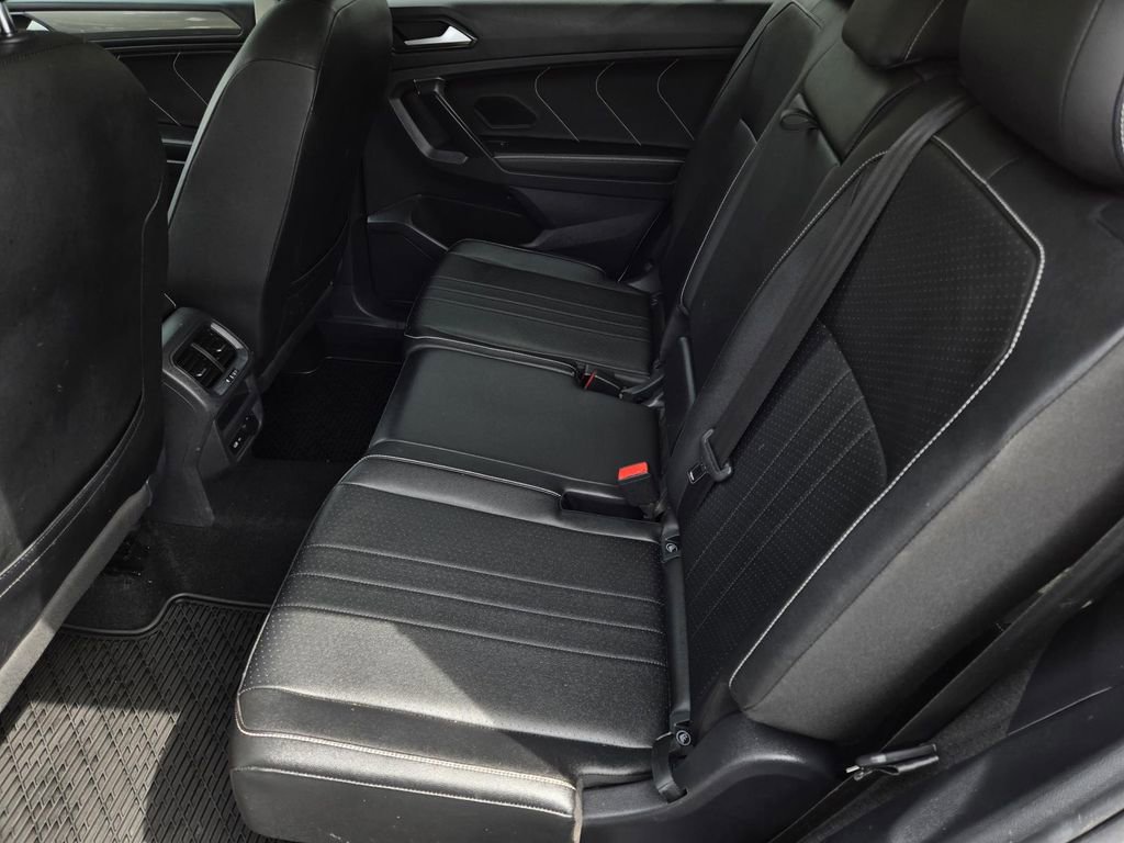 Used 2022 Volkswagen Tiguan SE w/ Panoramic Sunroof Package FWD image 12