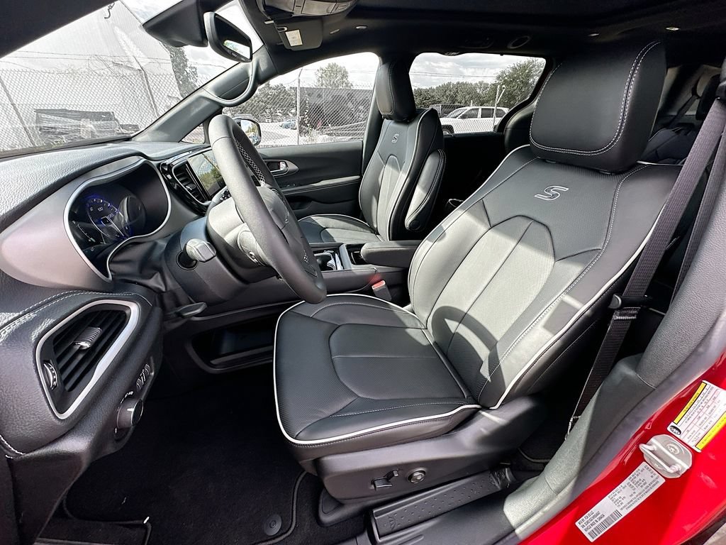 New 2027 Chrysler Pacifica Limited FWD image 28