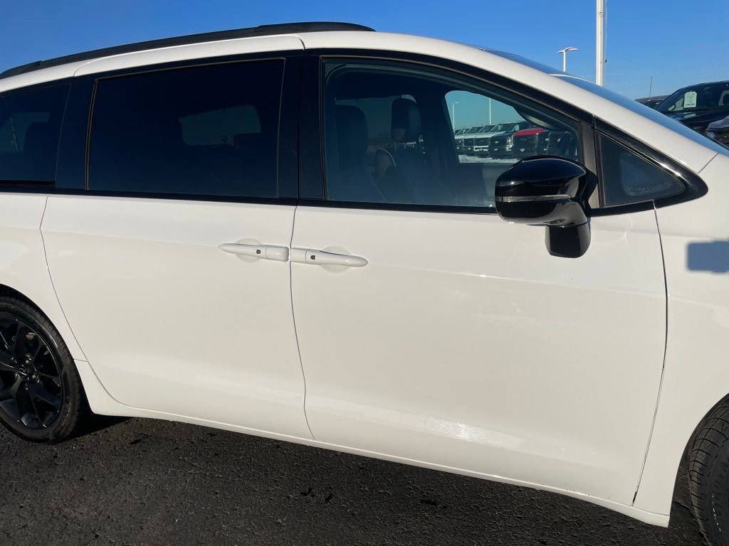 Used 2025 Chrysler Pacifica Limited image 28