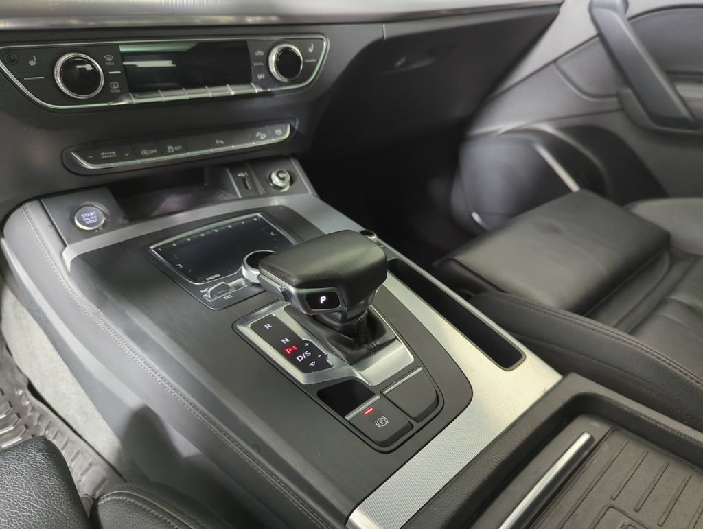Used 2020 Audi Q5 2.0T Titanium Premium Plus w/ Premium Plus Package AWD/4WD image 19
