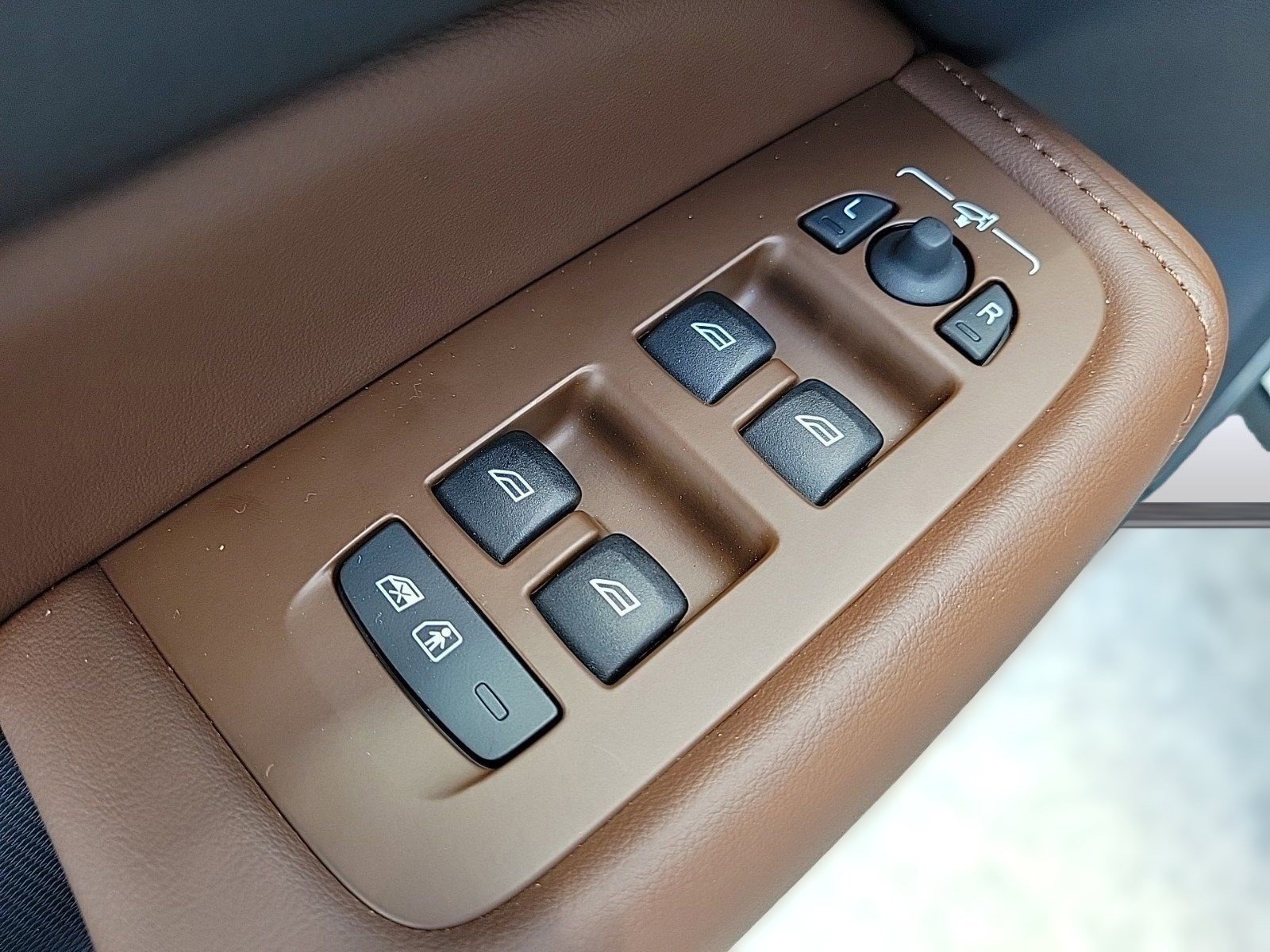 New 2024 Volvo XC60 B5 Ultimate w/ Protection Package Premier image 11