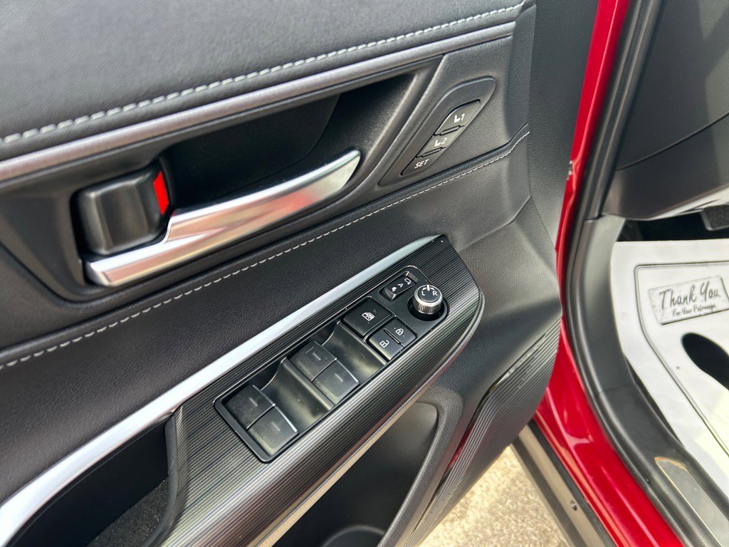 Used 2022 Toyota Venza XLE image 17