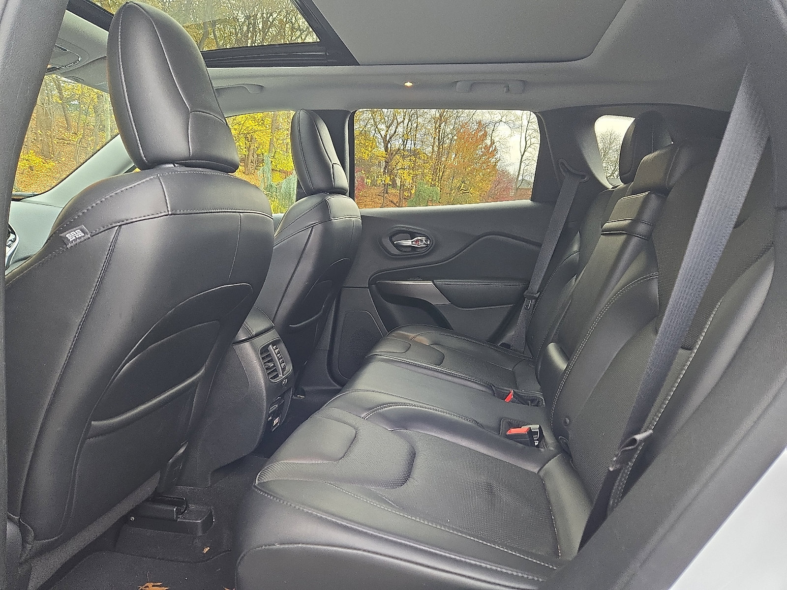 Used 2019 Jeep Cherokee Limited image 10