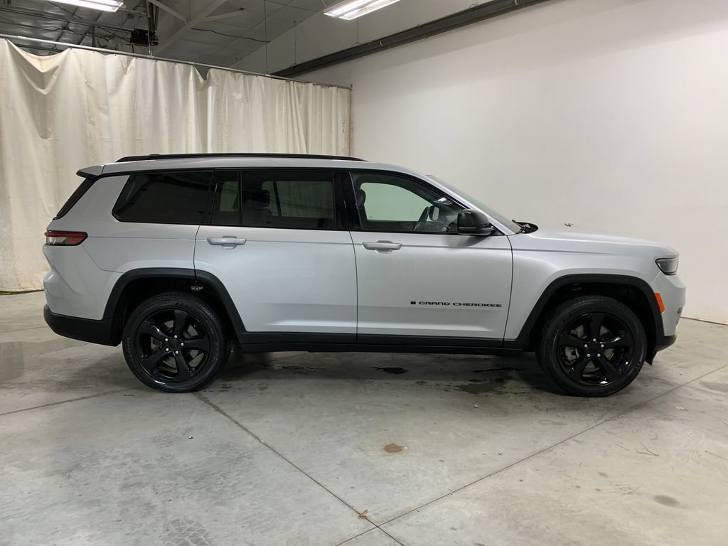 Used 2023 Jeep Grand Cherokee L Altitude AWD/4WD image 28