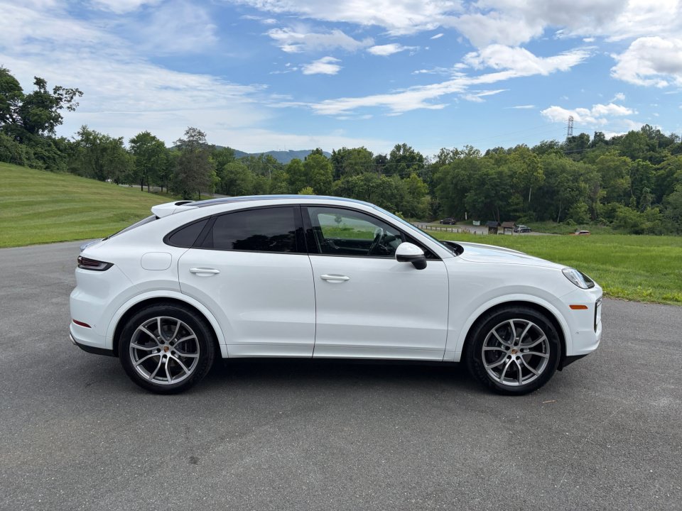 Certified 2025 Porsche Cayenne Coupe AWD/4WD image 8