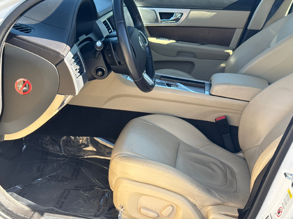 Used 2013 Jaguar XF RWD image 9