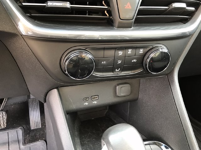 Certified 2024 Buick Encore GX Preferred FWD image 30