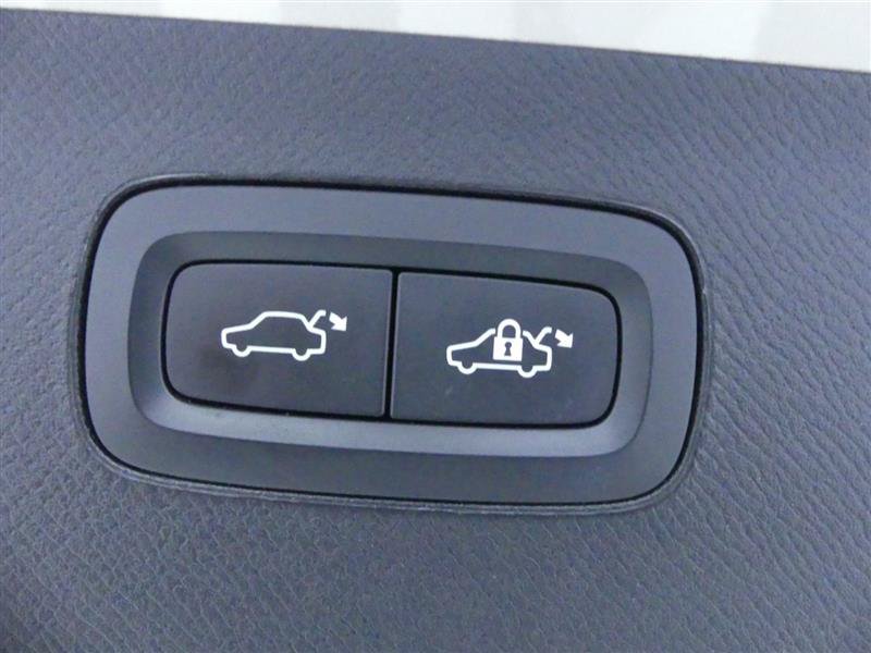 Used 2016 Volvo XC90 T6 Momentum w/ Momentum Plus Package AWD/4WD image 29
