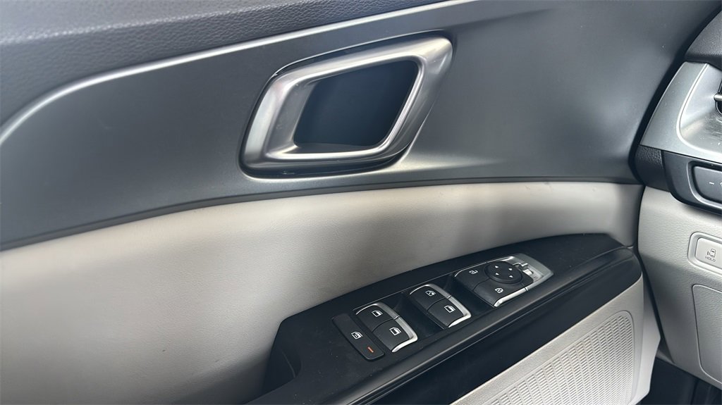 Used 2022 Kia Carnival LX image 16