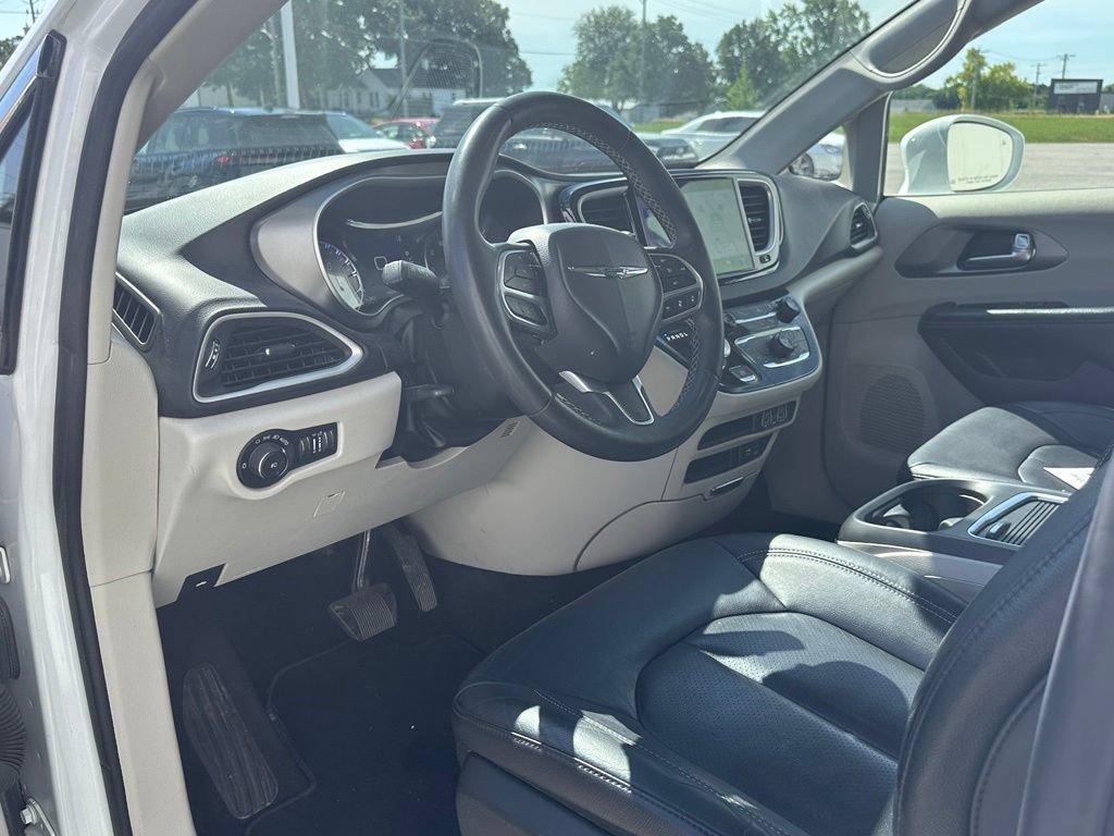 Used 2022 Chrysler Pacifica Touring-L FWD image 11
