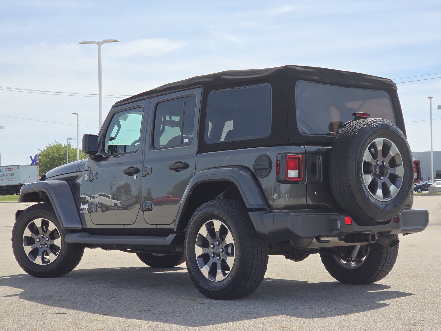 Used 2018 Jeep Wrangler Unlimited Sahara AWD/4WD image 13