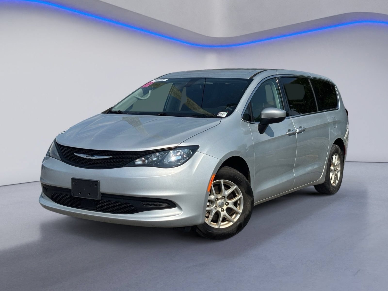 Used 2022 Chrysler Voyager LX FWD image 2