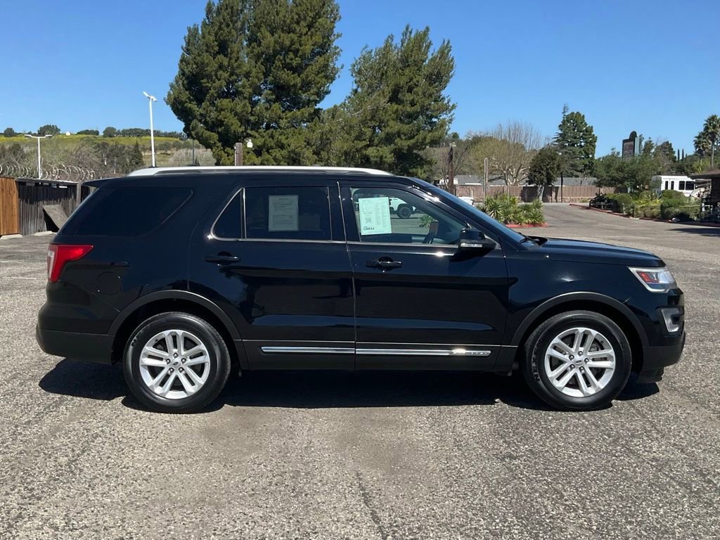 Used 2017 Ford Explorer XLT w/ Equipment Group 202A image 6