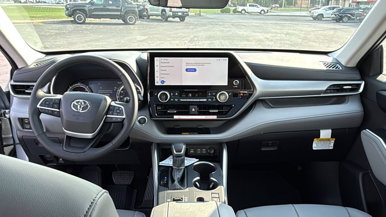 New 2025 Toyota Highlander XLE image 35