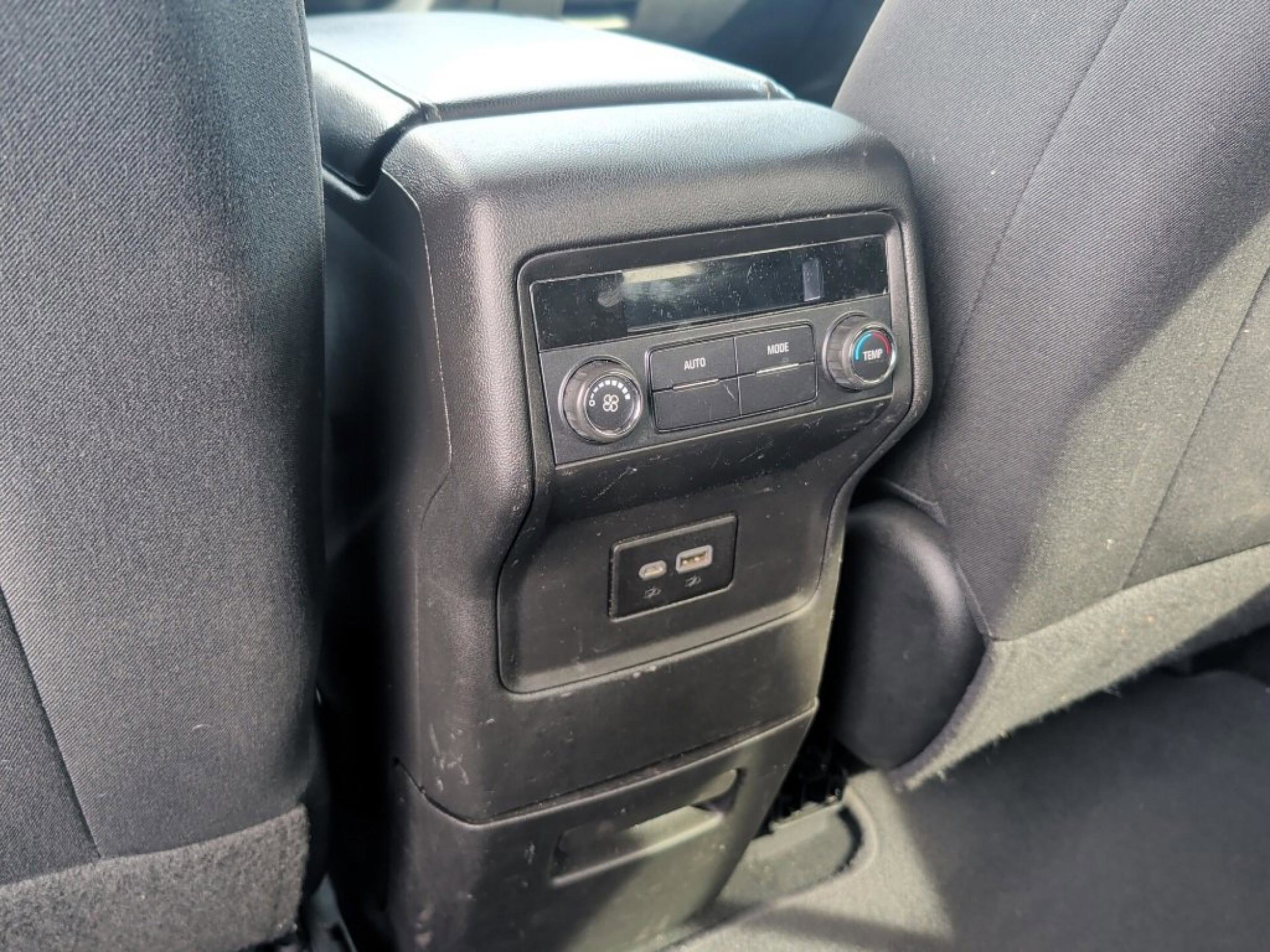 Used 2023 GMC Acadia SLE image 25