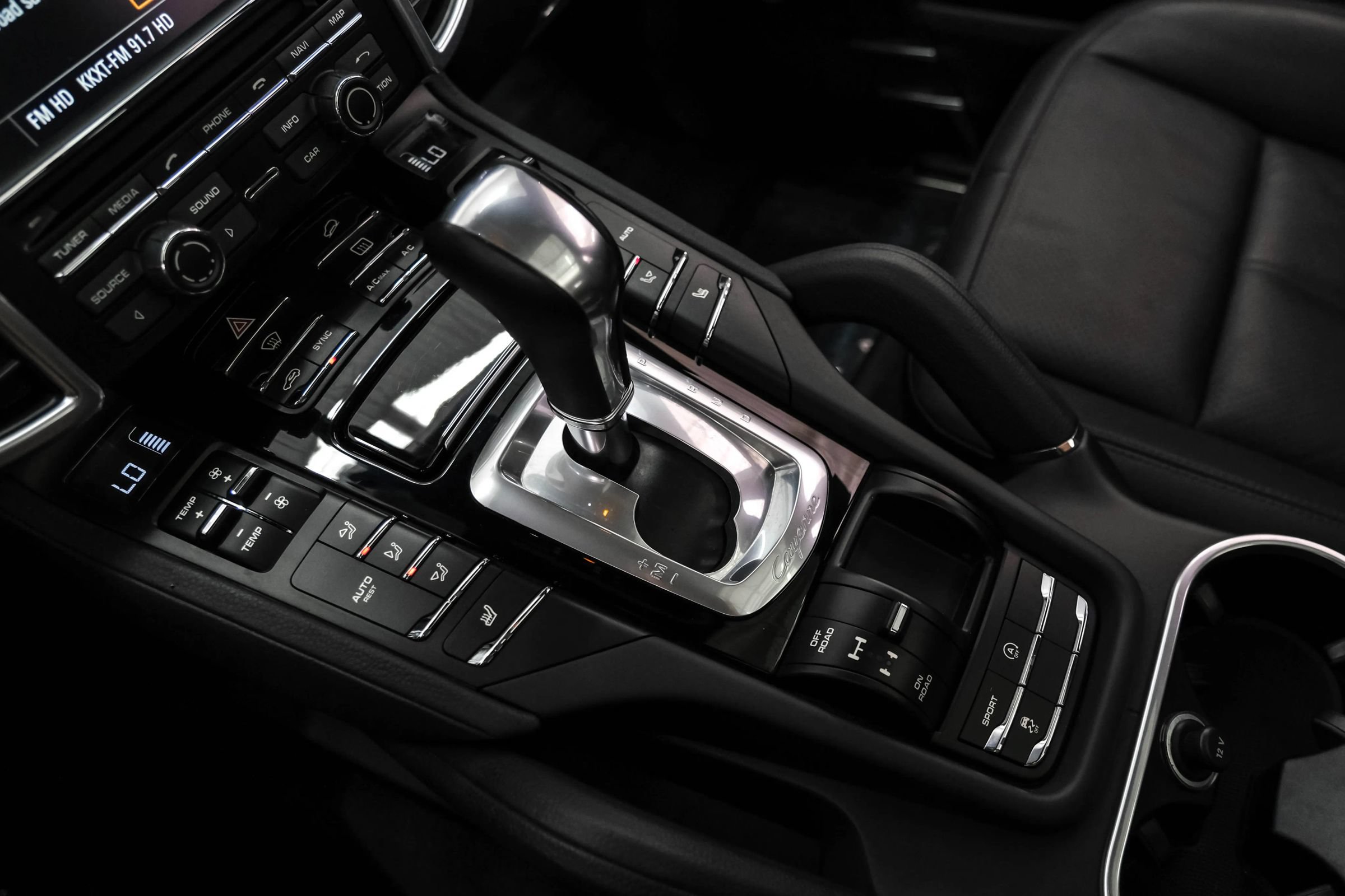 Used 2014 Porsche Cayenne Platinum Edition AWD/4WD image 25