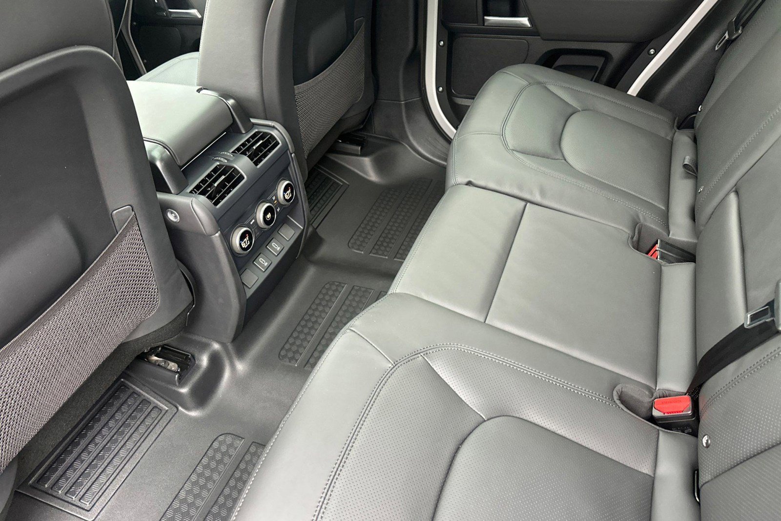 New 2026 Land Rover Defender 110 X-Dynamic SE AWD/4WD image 13