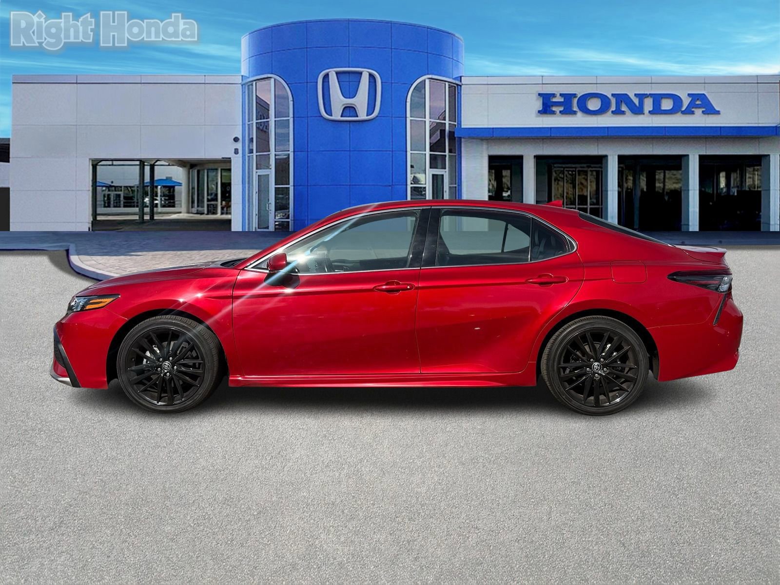 Used 2023 Toyota Camry XSE FWD image 3